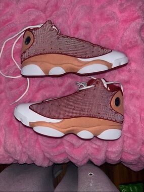 Jordan 13 retro Dune Red size 10.5